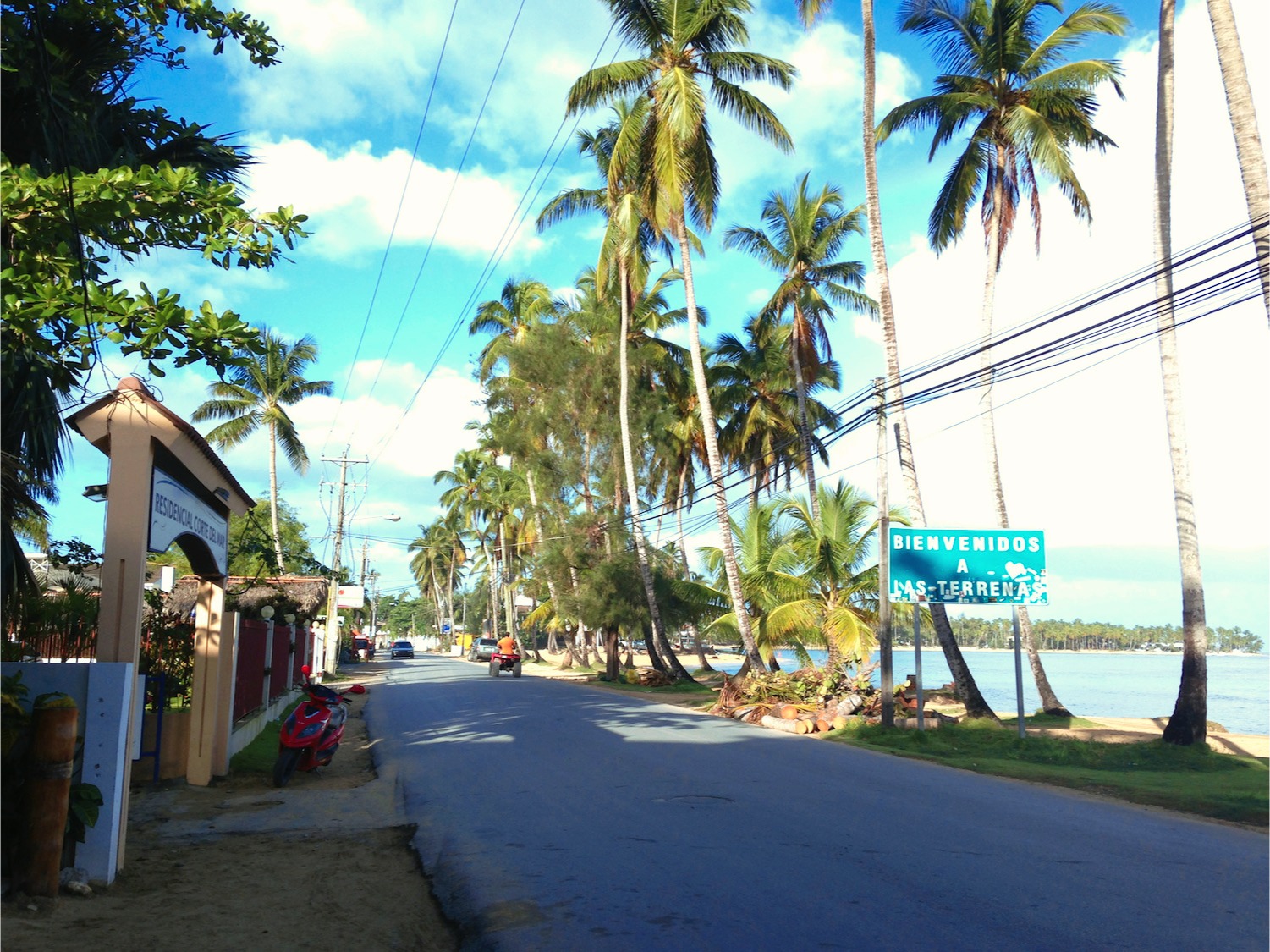 Straße entlang des Strandes Las Terrenas