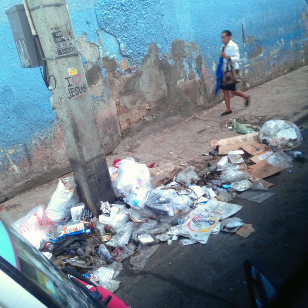 Müllhalde auf der Straße