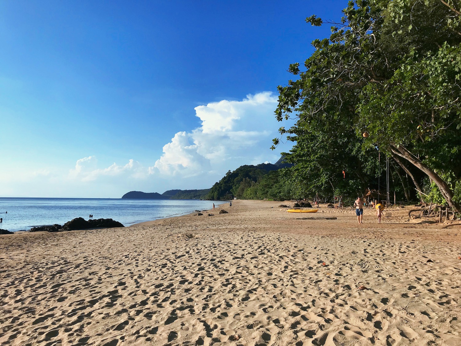 Strand an der Westküste von Koh Jum