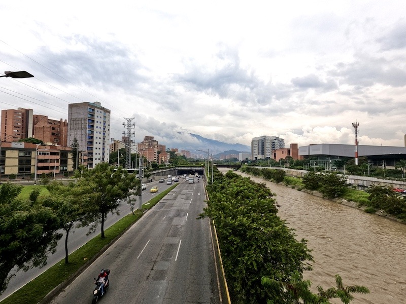 Der Stadtfluss von Medellín