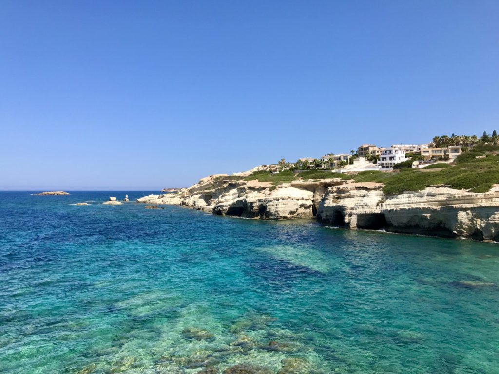 Blick auf die Sea Caves Paphos Zypern