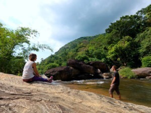 Auf dem Weg zum Saree Ella Waterfall von Kandy aus