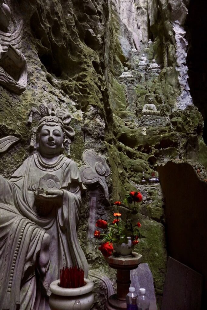 Schöne Statuen entlang der Höhlenwand
