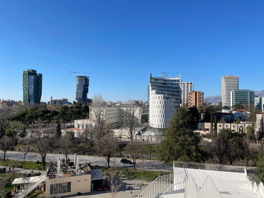 Ausblick auf Hochhäuser in Tirana