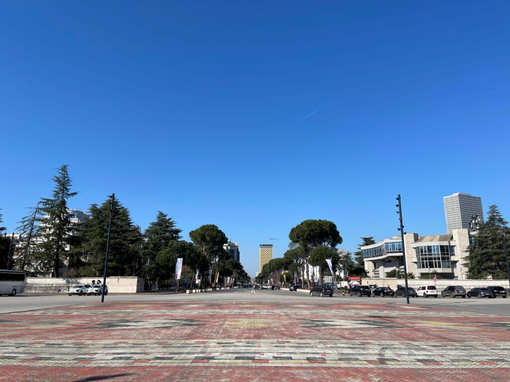 Blick auf einen weiten Boulevard