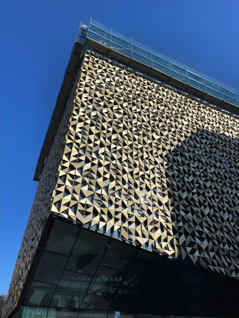 Goldene Hausfassade vor blaumen Himmel