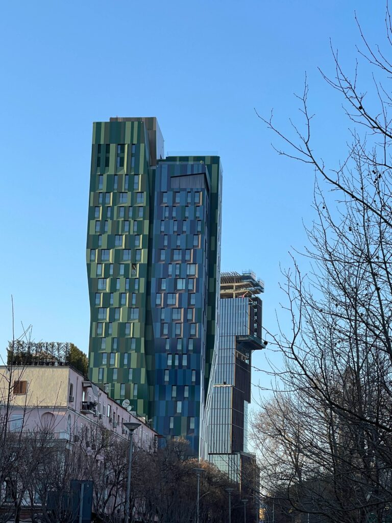 Drei Hochhäuser hintereinander in blau und grün