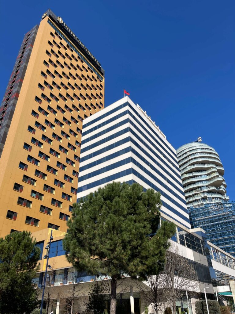 Drei Hochhäuser in Tirana