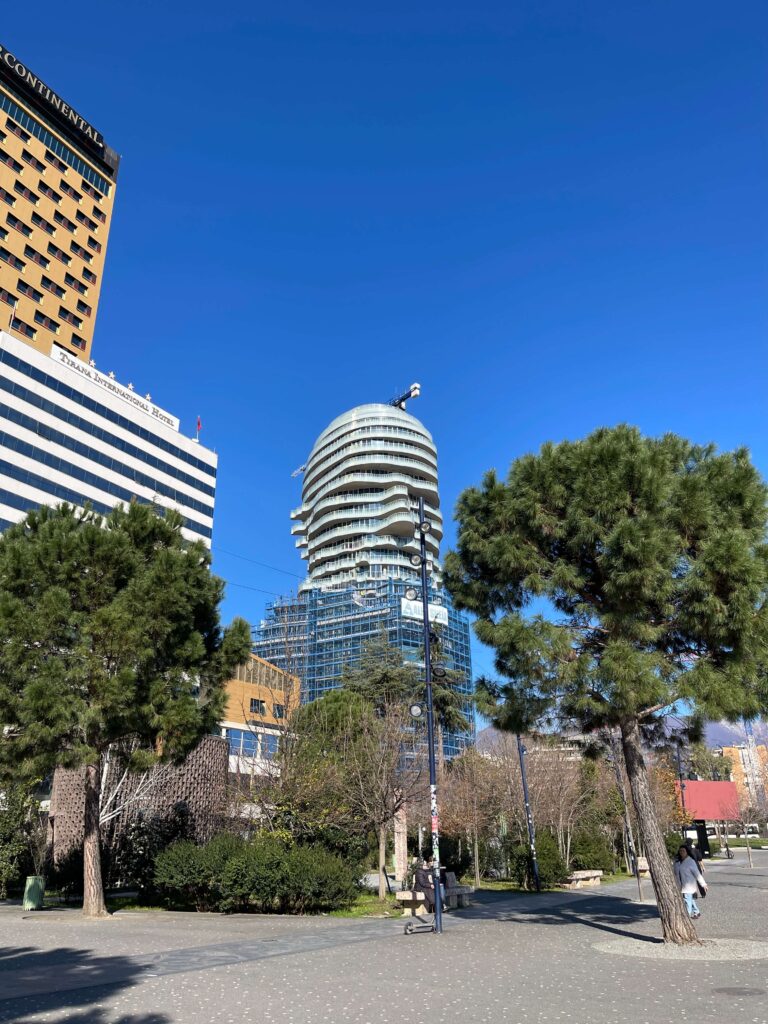 Hochhaus in Form eines Kopfes in Tirana