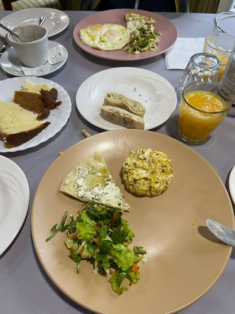 Frühstück Rührei Salat Kuchen