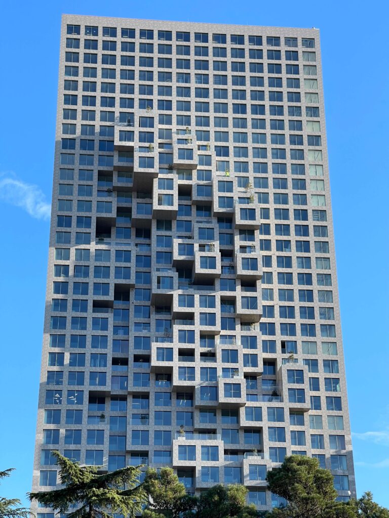 Hochhausfassade mit versetzten Fenstern