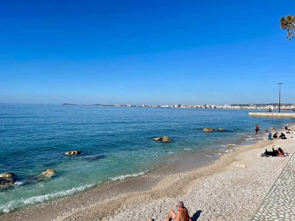 Kiesstrand mit Blick auf das Meer