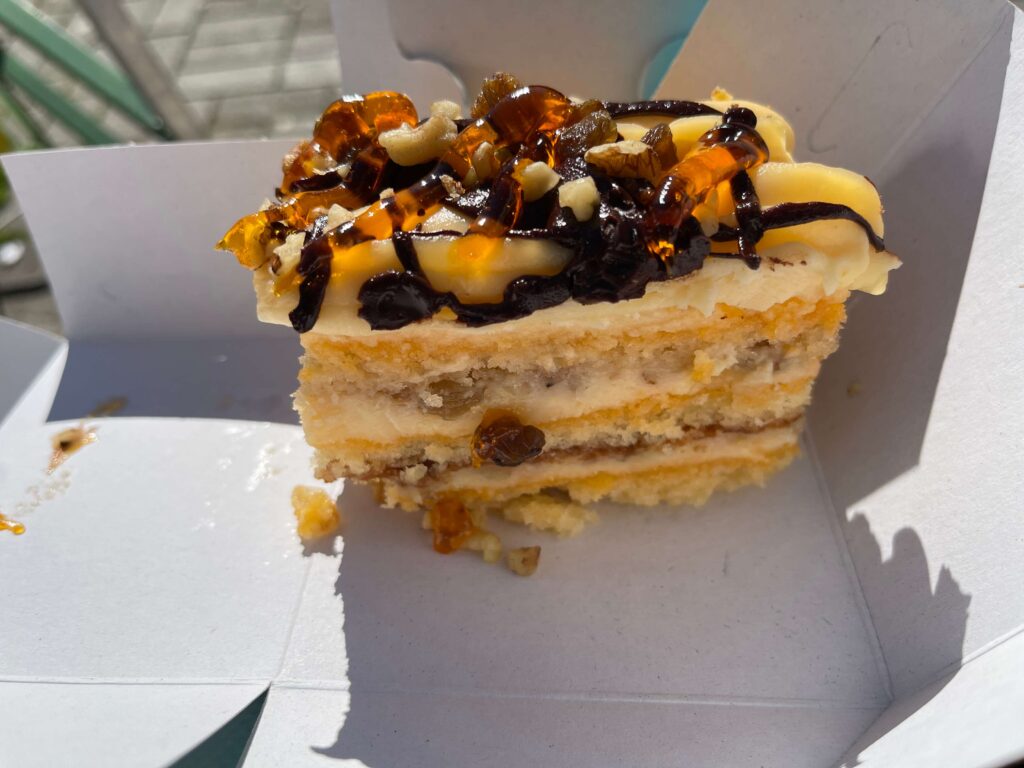 Ein Stück Kuchen mit Glasur und Topping