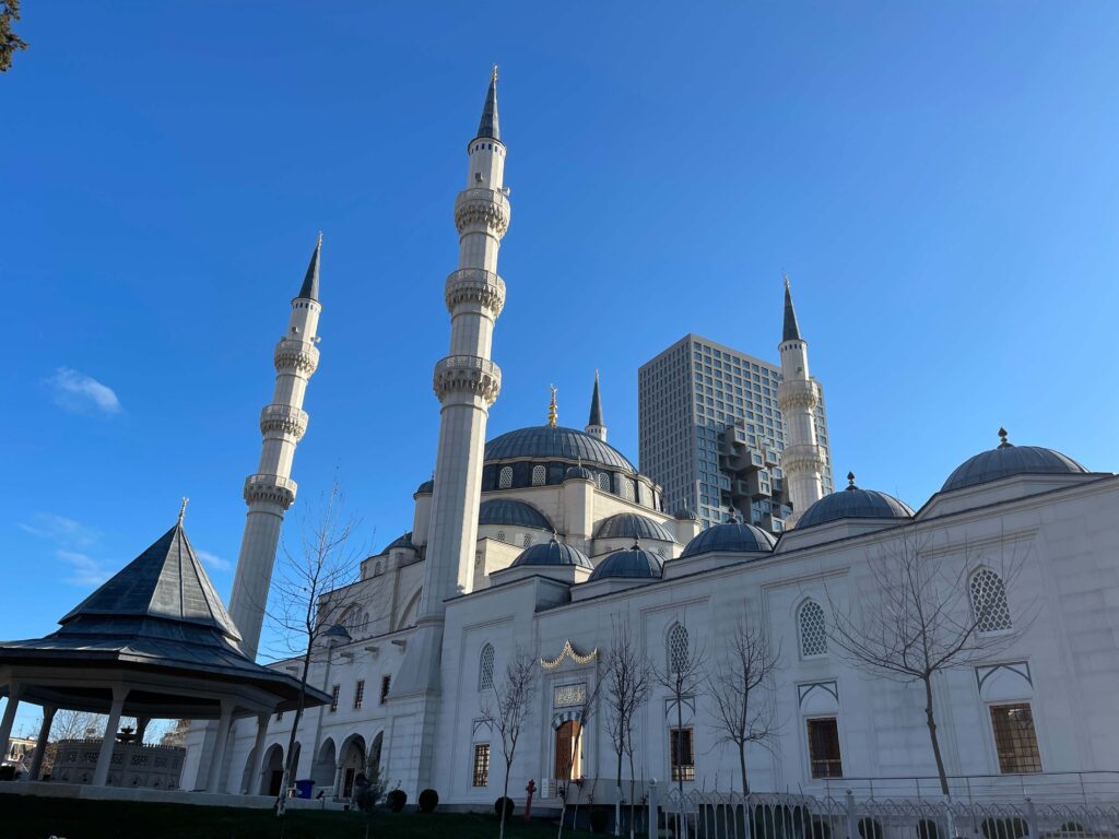Große Moschee mit Türmen