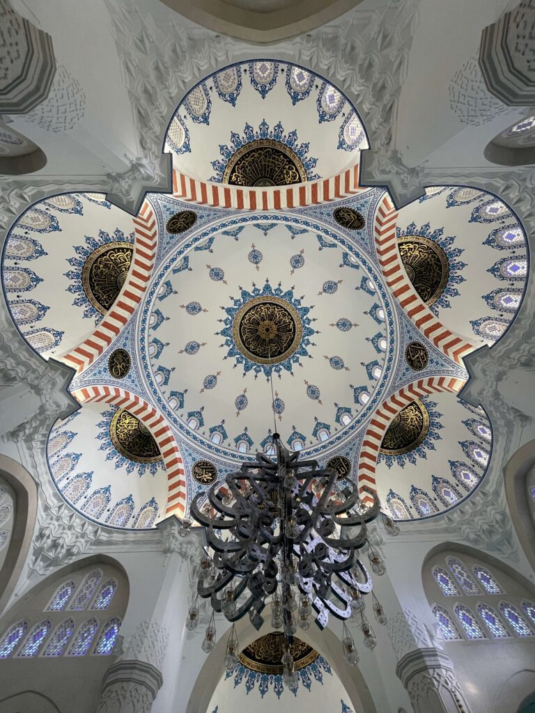 Deckenkunst in einer Moschee
