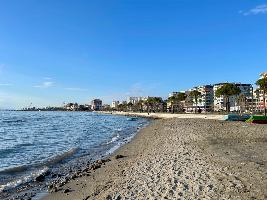 Strand mit Hotels in Vlora