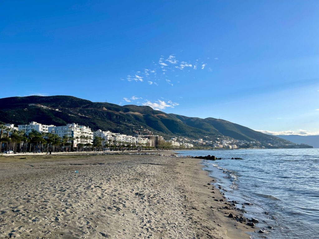 Strand mit Hotels und Bergen