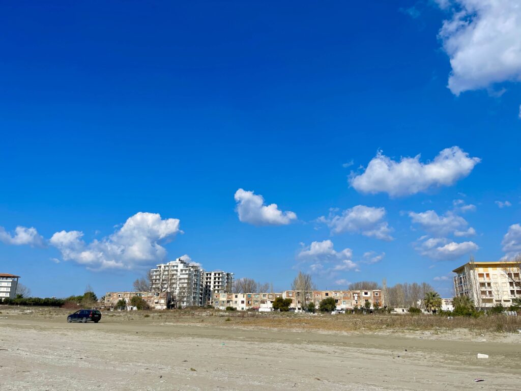 Strand mit Hotels im Hintergrund Vlora