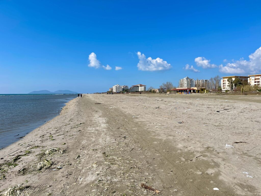 Strand mit Hotels im Hintergrund Vlora