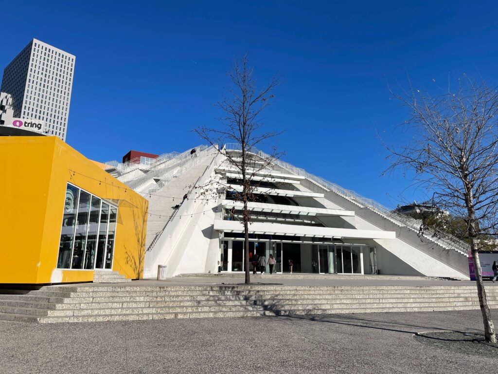 Pyramidenbau in Tirana