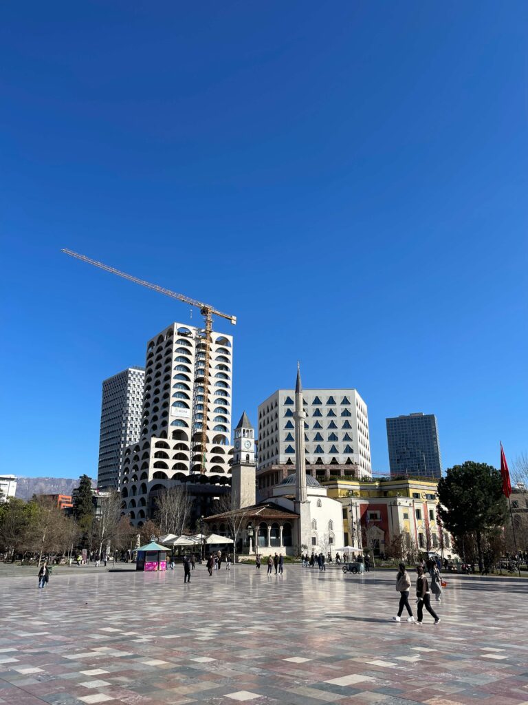 Hochhäuser und großer Platz