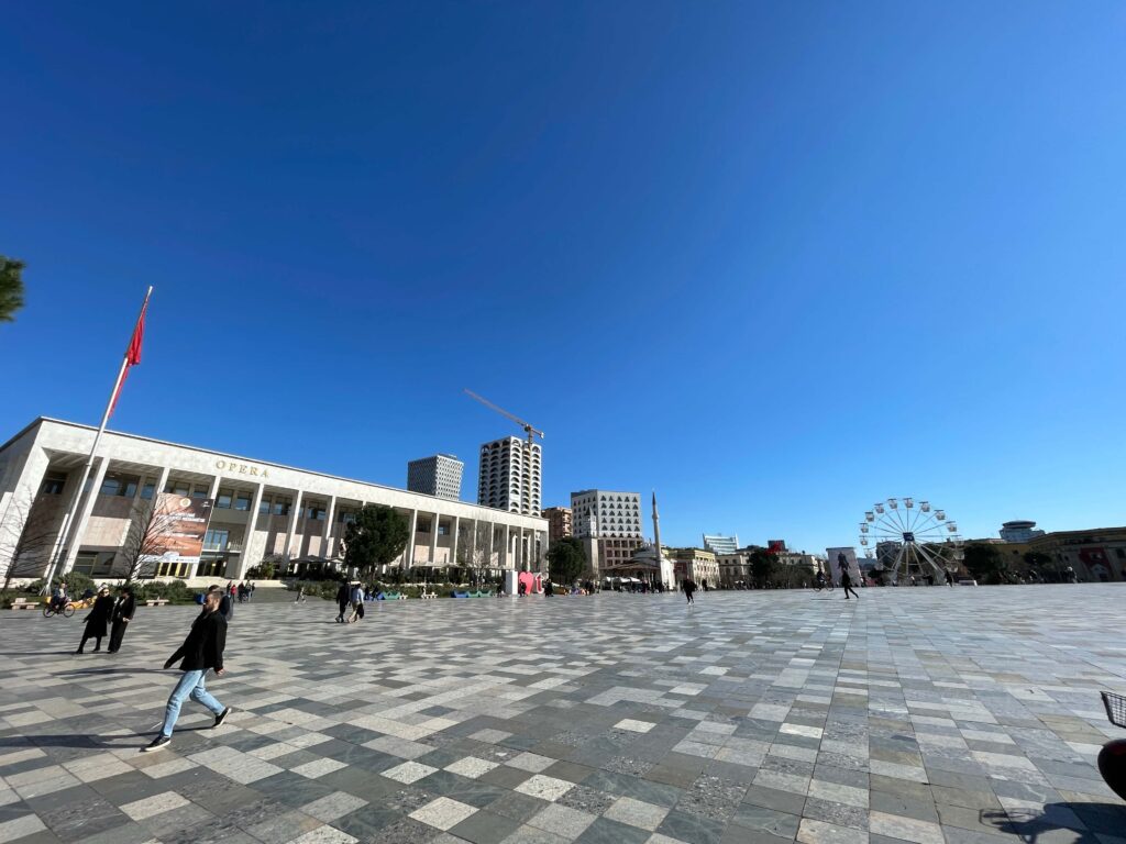 Platz mit Häusern in Tirana