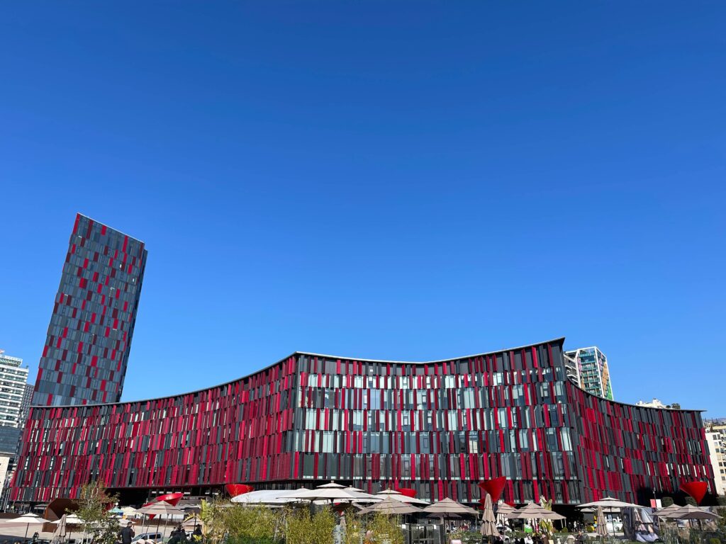 Sportstadion mit roter Fassade