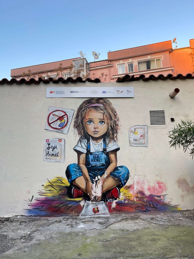 Buntes Mural an Hausfassade