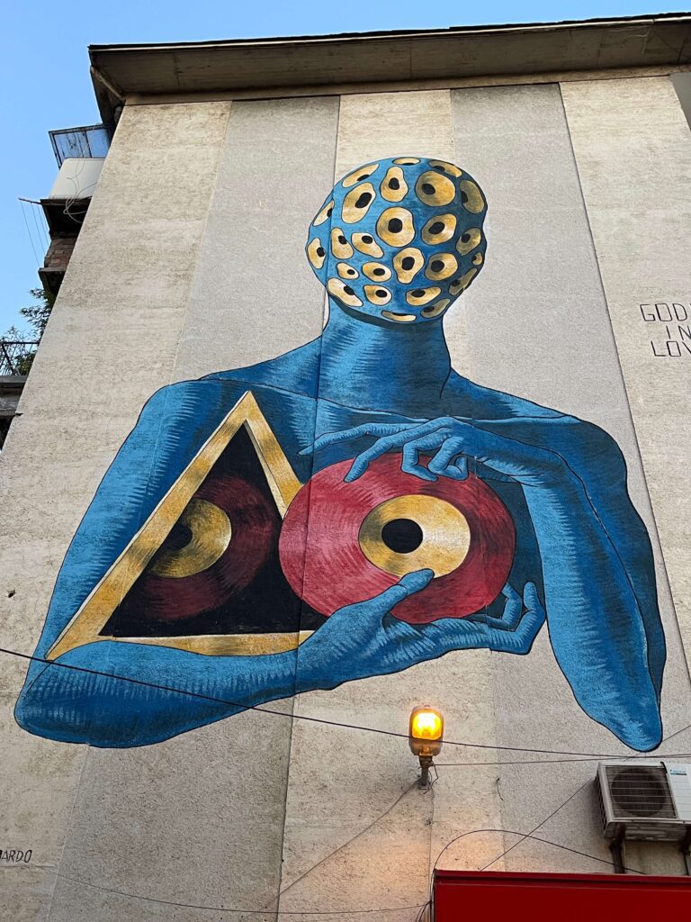 Buntes Mural an Hausfassade