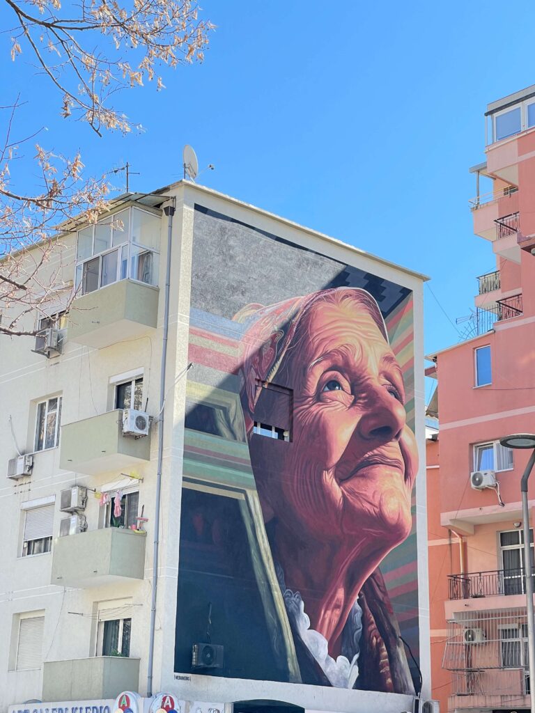 Buntes Mural an Hausfassade und Häuser