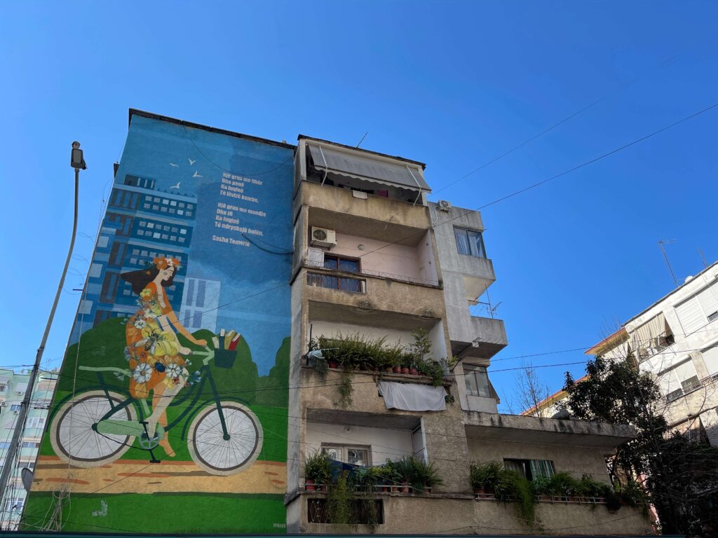 Buntes Mural an Hausfassade