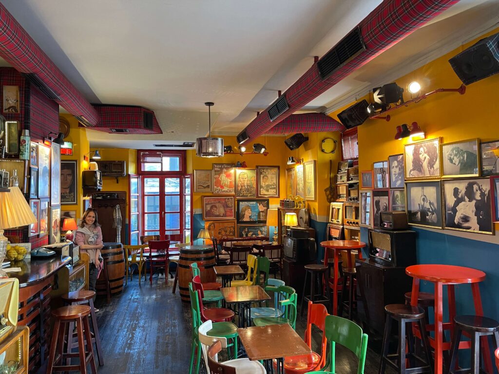 Innenraum Café mit bunten Stühlen und bunten Wänden