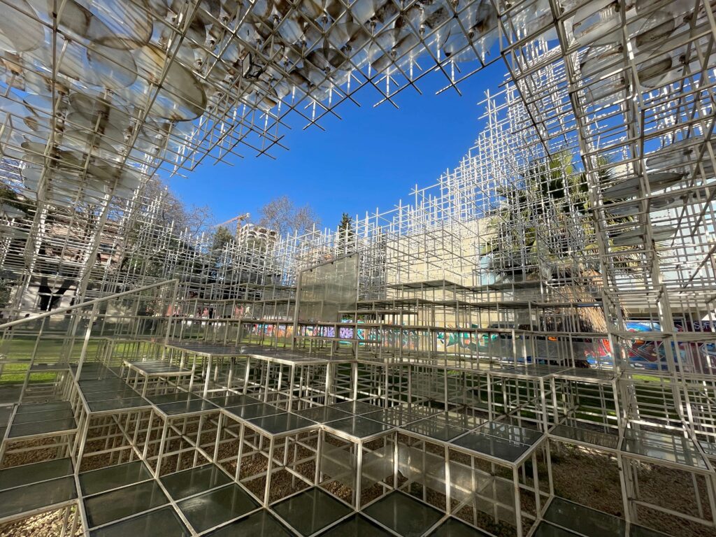 Kunstinstallation aus Stäben