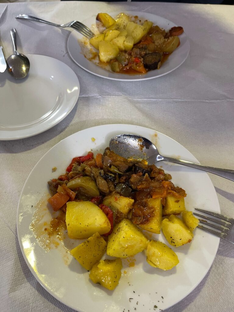Kartoffeln und Gemüse auf Teller