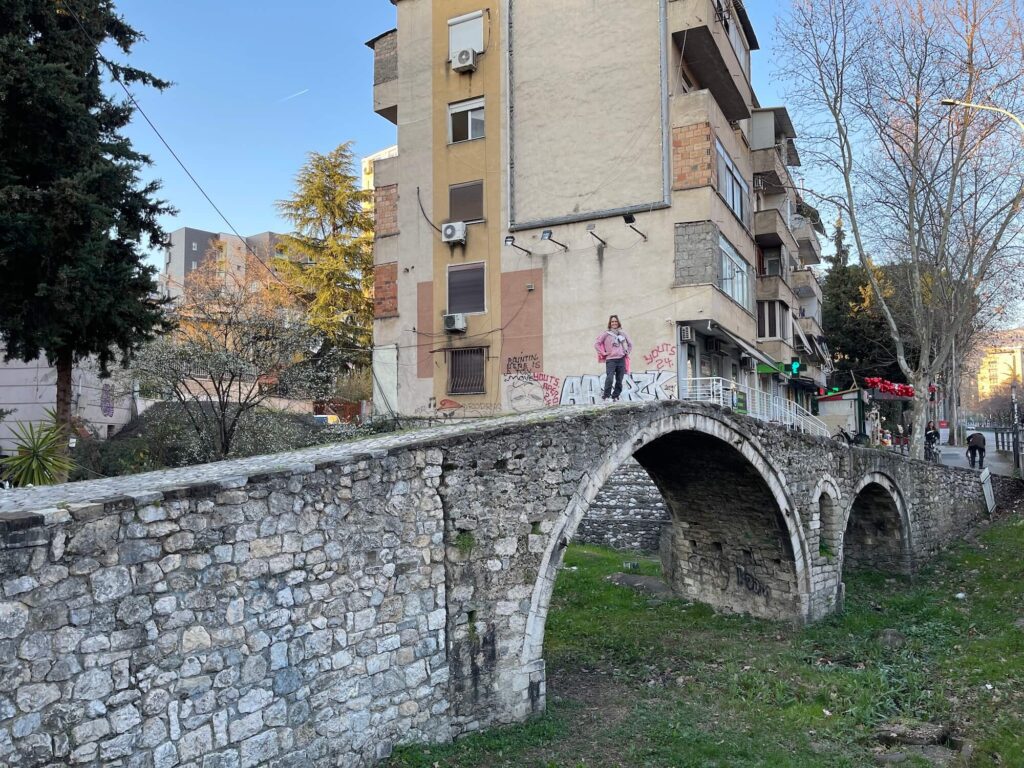 Frau auf osmanischer Steinbogenbrücke
