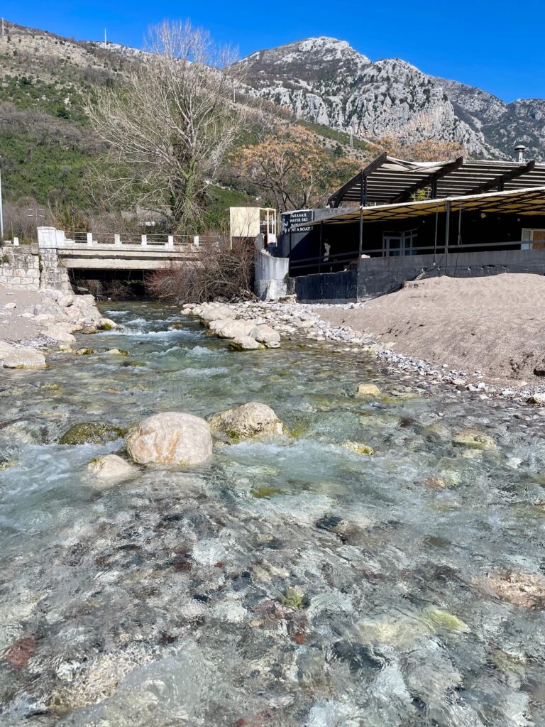 Bergfluss mündet ins Meer