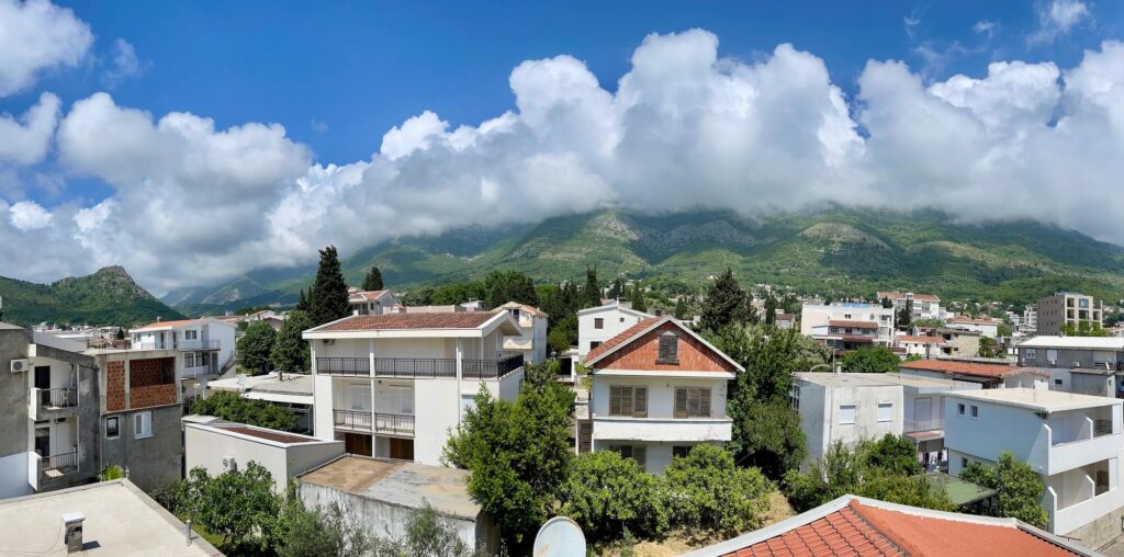 Blick auf Berge mit Wolken