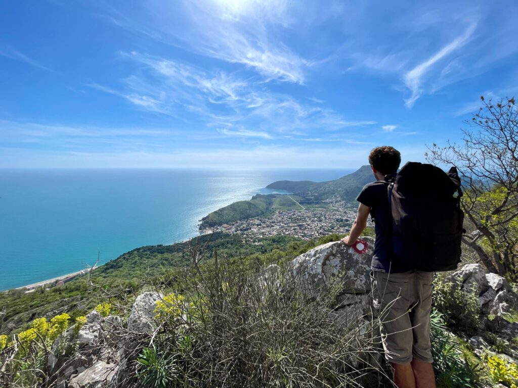 Aussicht von Bergen auf das Meer