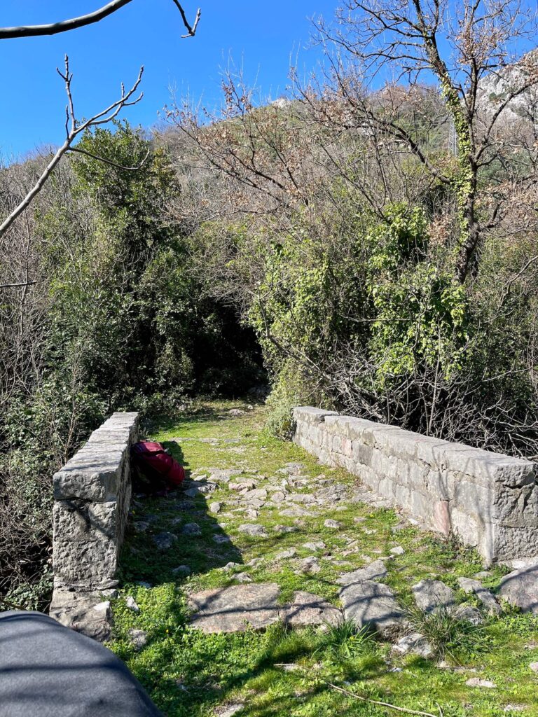 Mediterrane Steinbrücke