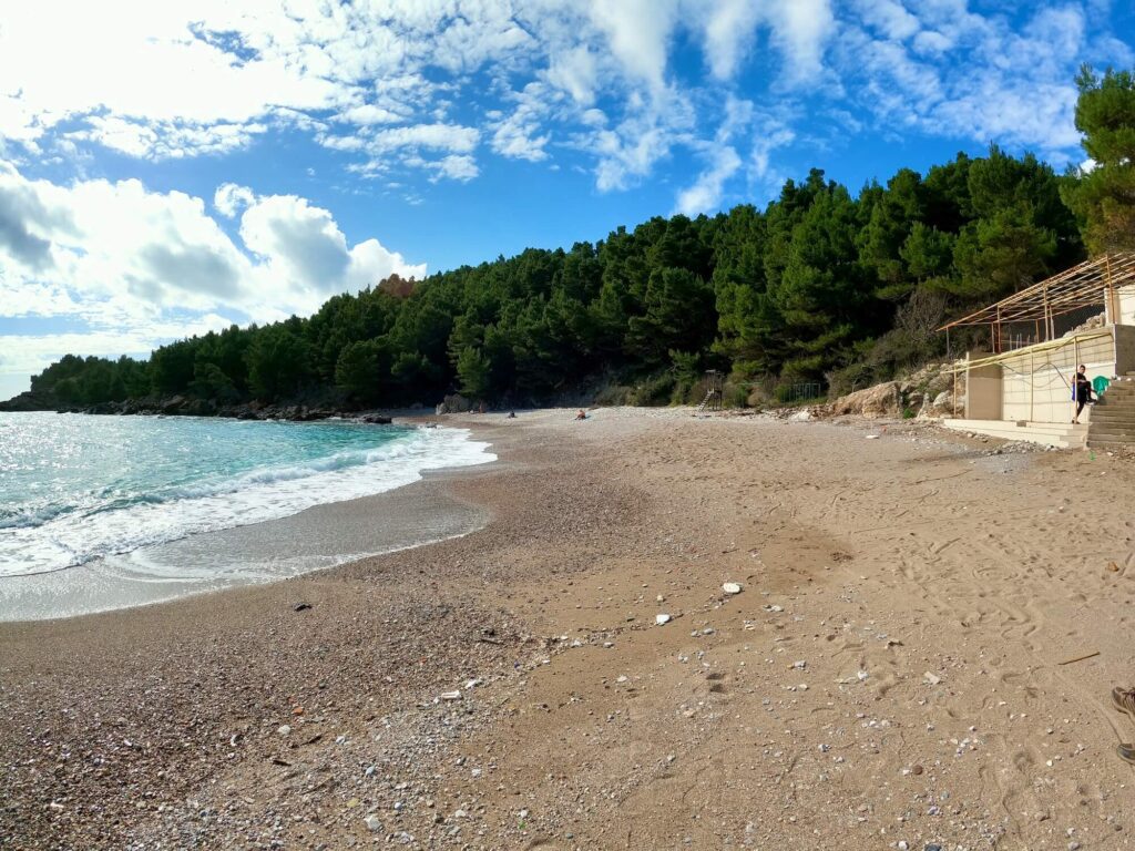 Strand hinter dem roten Kliff