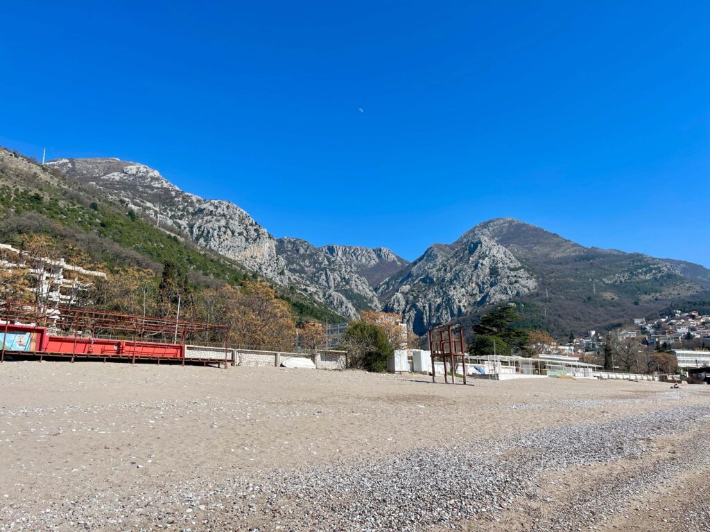 Strand und Berge