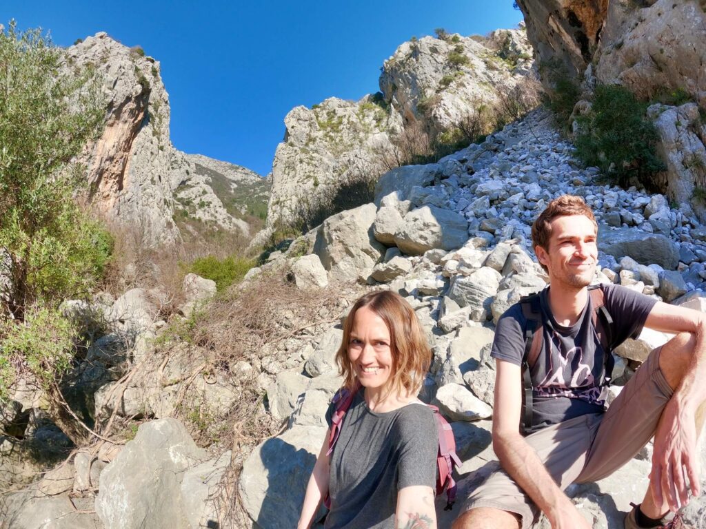 Mann und Frau Selfie in den Bergen