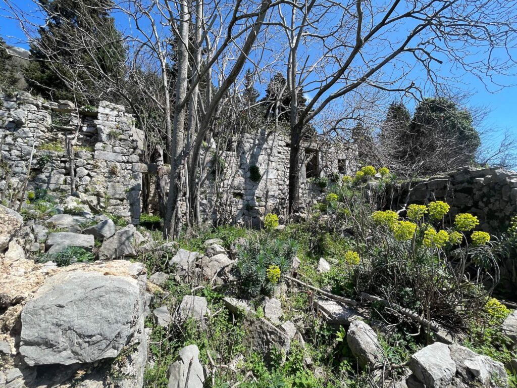 Ruine Wanderweg Sutomore