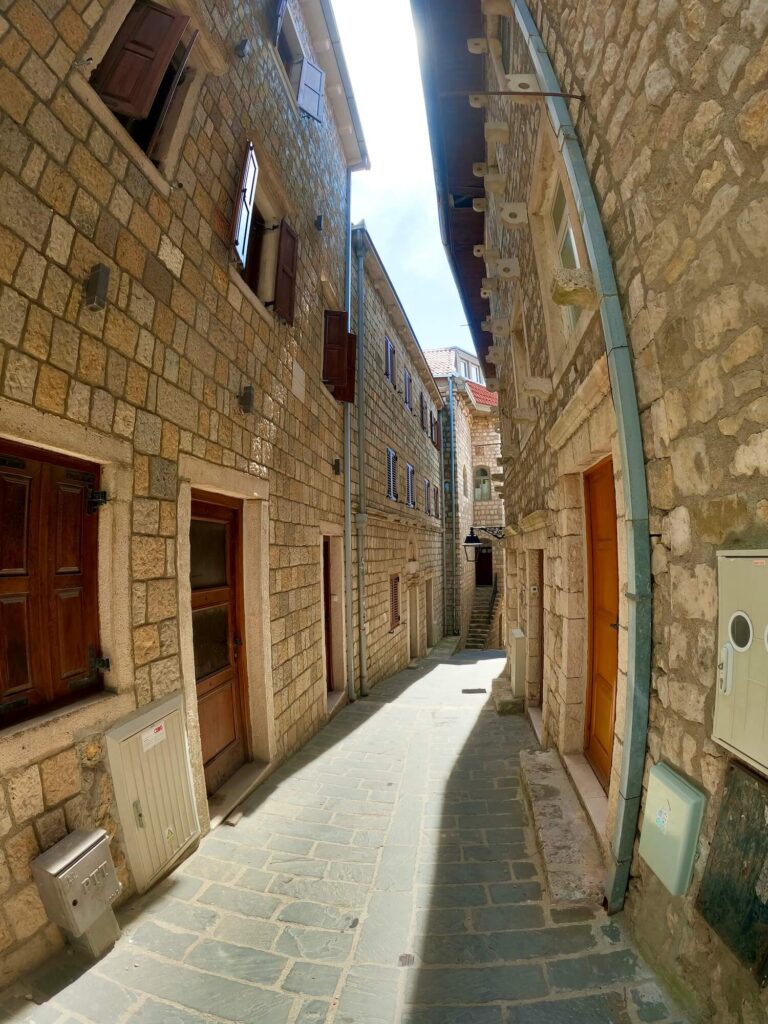 Gasse in der Altstadt Ulcinj, Monenegro