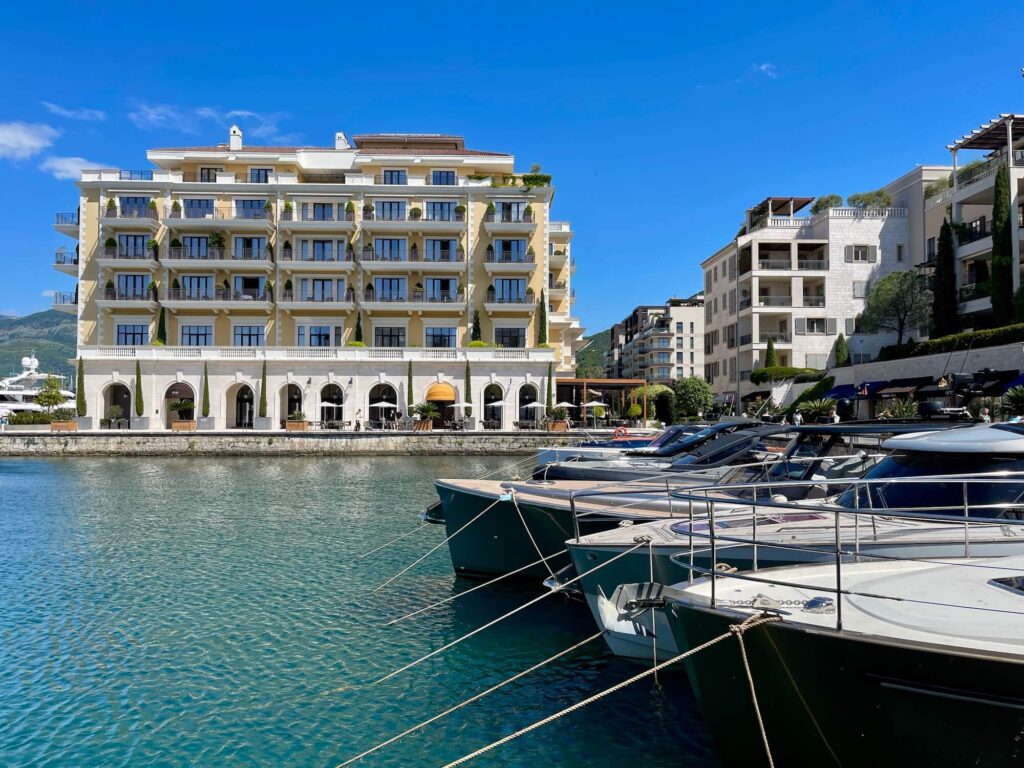 Boote an Promenade von Tivat