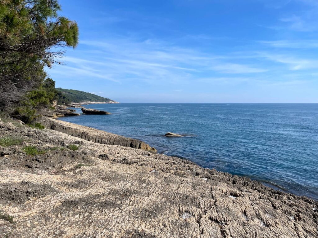 Strand am Naturwanderweg in Ulcinj