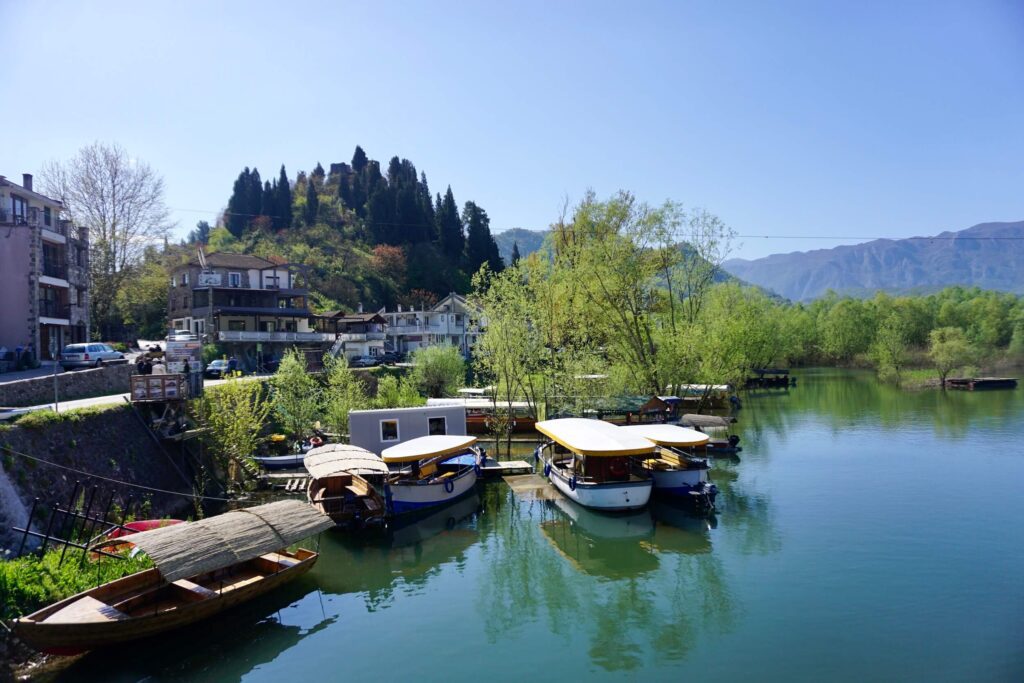 Virpazar am Skadar-See in Montenegro