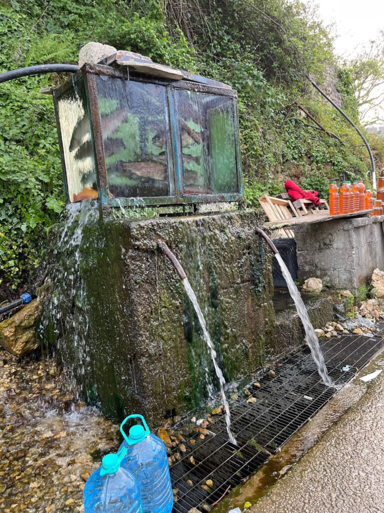 Quellwasser in Tepelene, Albanien