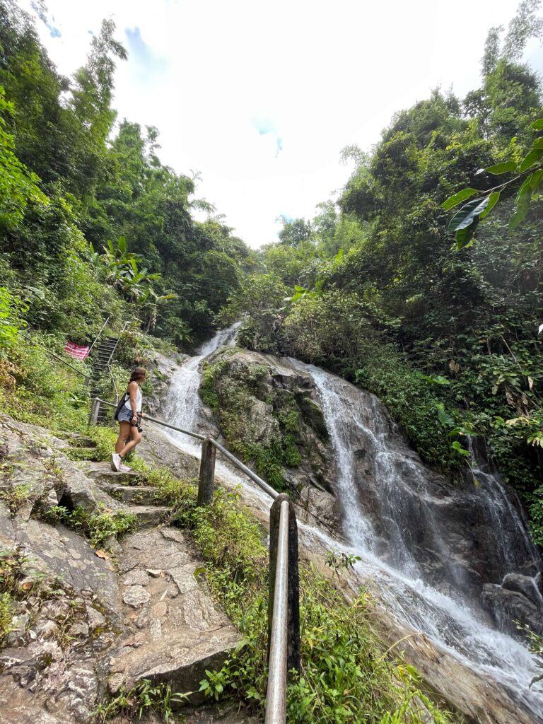 Aufstieg zu einem Wasserfall in THailand