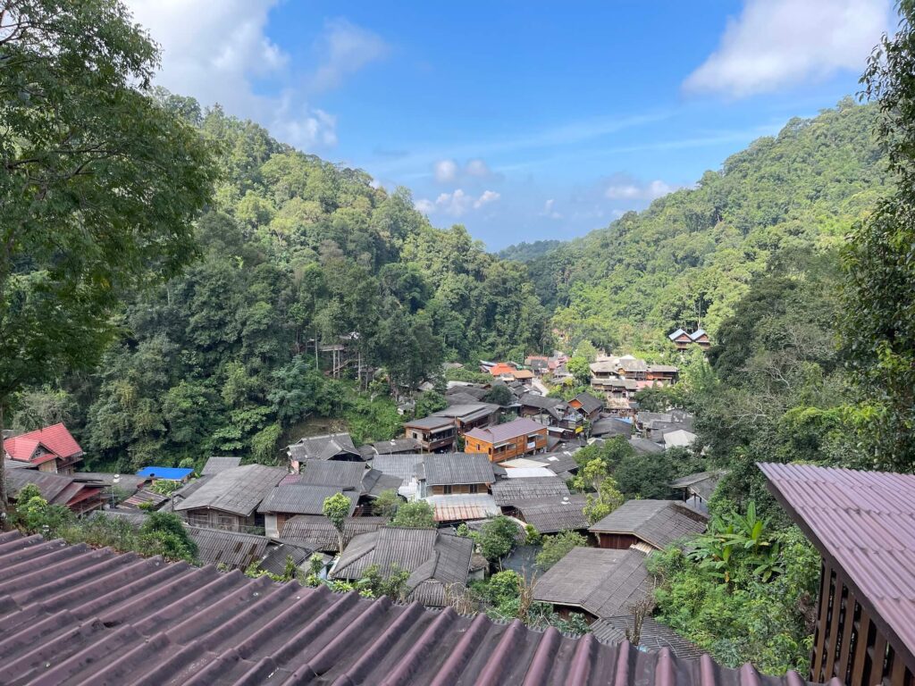 Blick auf ein Bergdorf im Dschungel von Thailand